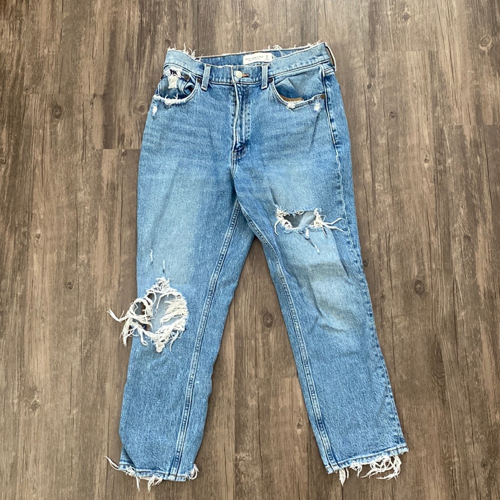 Abercrombie High Rise Distressed Mom Jean Medium Wash - 28/6 Short